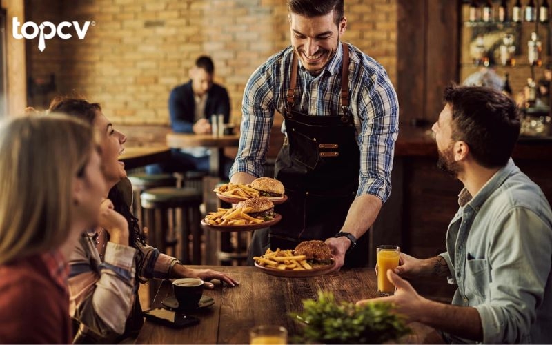 Trong ca làm việc, bồi bàn cần đảm bảo sự hài lòng cho khách hàng