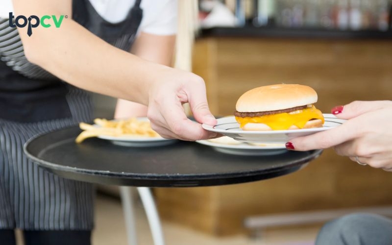 Bồi bàn cần phối hợp cùng các bộ phận khác để đảm bảo hiệu quả làm việc