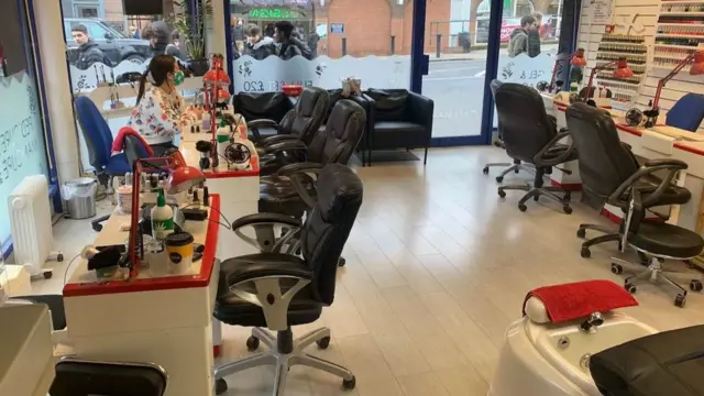 Virus corona: Tiệm móng tay của người Việt tại Anh trong mùa bệnh dịch - BBC News Tiếng Việt