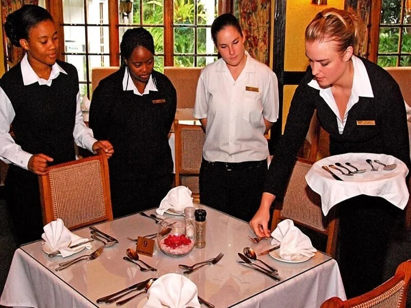 Nhân viên phục vụ nhà hàng - Môi trường làm việc phổ biến và đặc thù công việc Nhân viên phục vụ nhà hàng - Môi trường làm việc phổ biến và đặc thù công việc