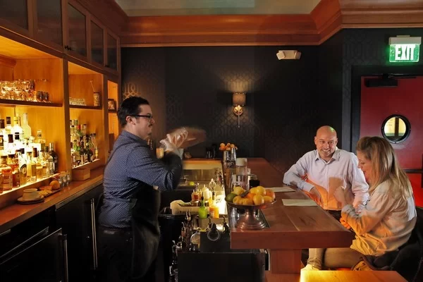 Mức lương của ngành pha chế - Thưởng, tip, service charge và ca làm Mức lương của ngành pha chế - Thưởng, tip, service charge và ca làm