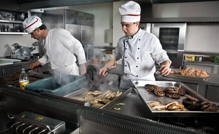 Nhân viên phụ bếp - Từ phụ bếp lên bếp chính Nhân viên phụ bếp - Từ phụ bếp lên bếp chính