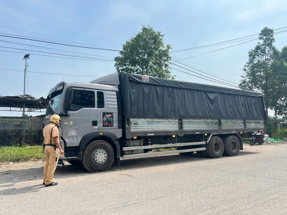 Tài xế lái xe tải quận 12 - Làm việc với kho bãi và điểm giao hàng Tài xế lái xe tải quận 12 - Làm việc với kho bãi và điểm giao hàng