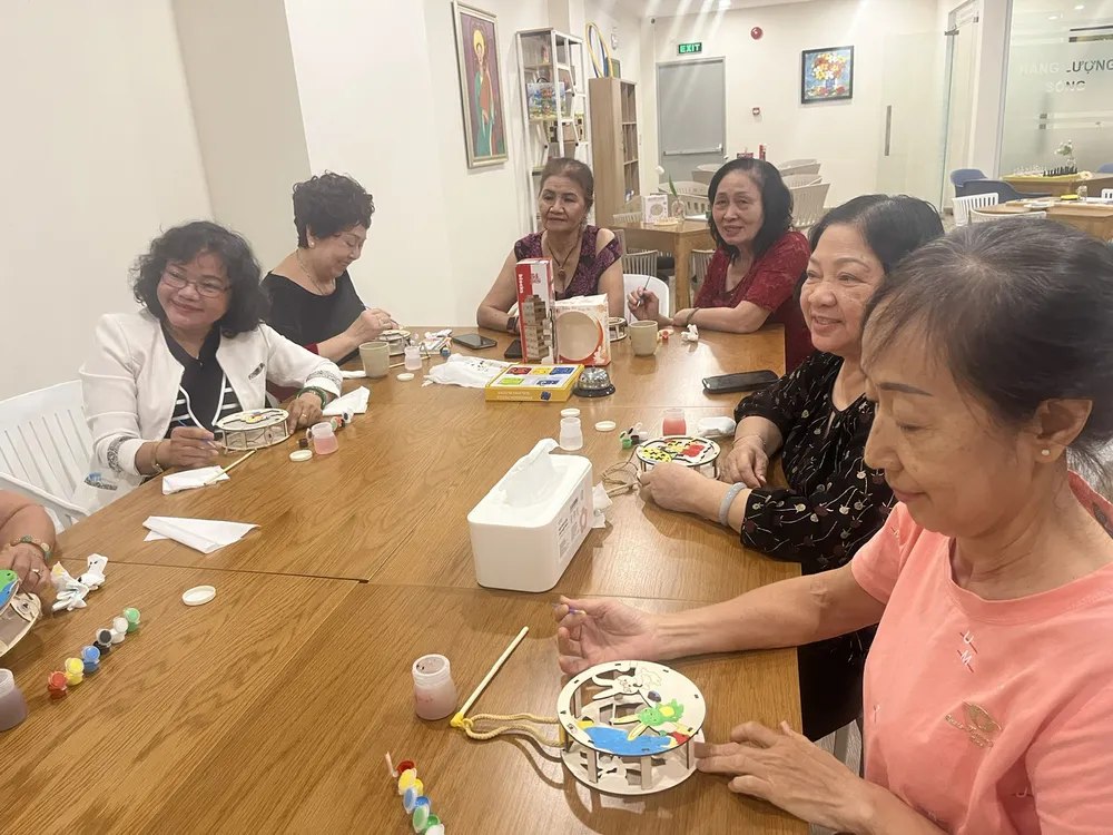 Chăm sóc người già - Theo dõi sức khỏe và nhắc lịch thuốc Chăm sóc người già - Theo dõi sức khỏe và nhắc lịch thuốc