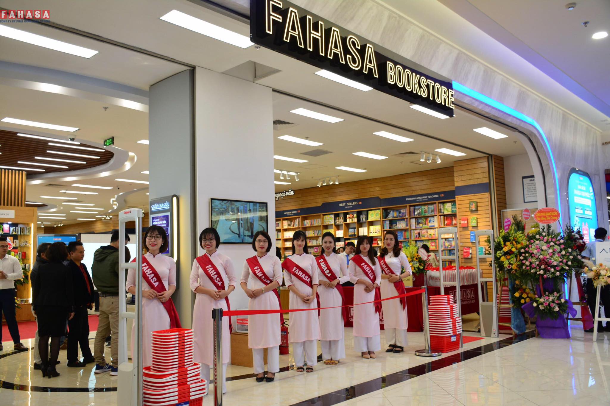 Khám phá Nhà sách FAHASA Vạn Phúc, Hà Nội | Mytour.vn
