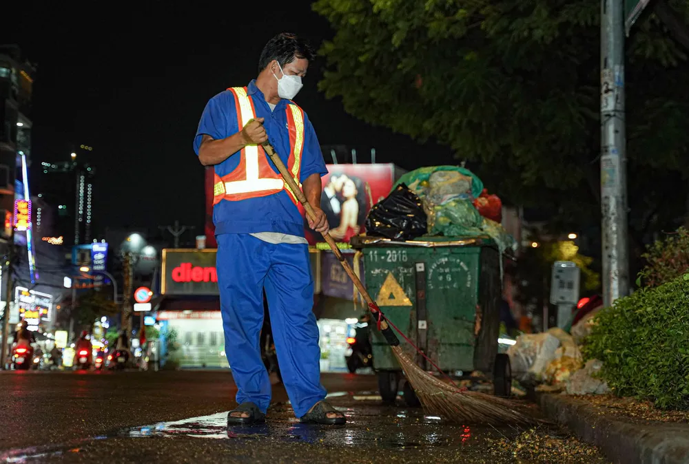 Vì một TP.HCM an toàn, bình yên - Bài 2: Chuyện công nhân vệ sinh môi trường làm việc trượng nghĩa | Báo Pháp Luật TP. Hồ Chí Minh