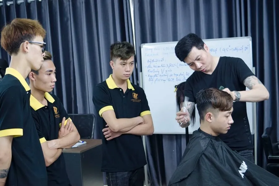 Thợ cắt tóc nam - Công việc phát sinh theo mô hình tiệm Thợ cắt tóc nam - Công việc phát sinh theo mô hình tiệm