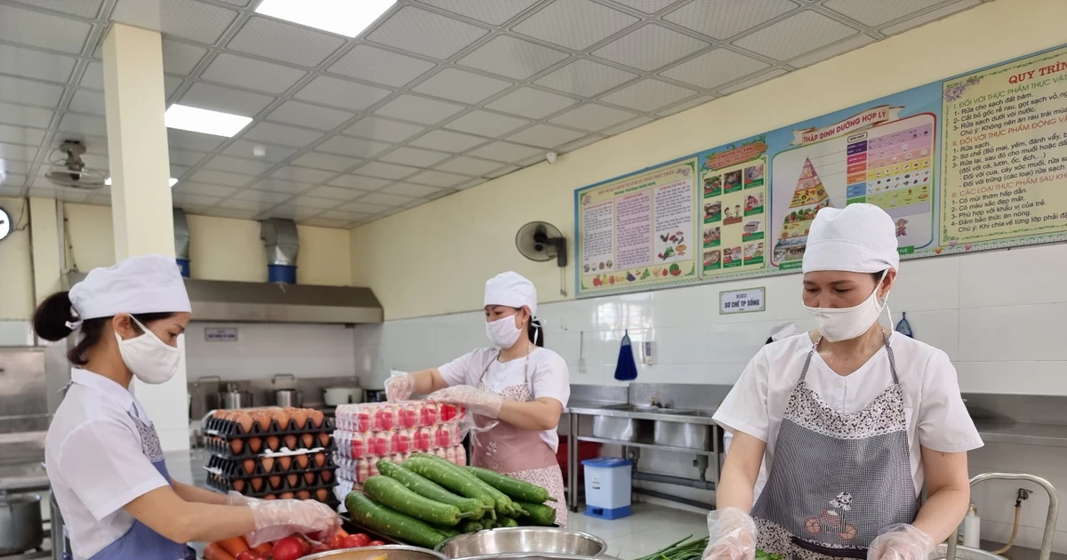 Phụ bếp trường mầm non - Hỗ trợ nấu nướng và chia suất theo định lượng