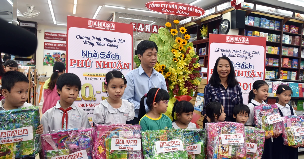 Bán hàng tại nhà sách - Sắp xếp quầy kệ và trưng bày hàng hóa Bán hàng tại nhà sách - Sắp xếp quầy kệ và trưng bày hàng hóa