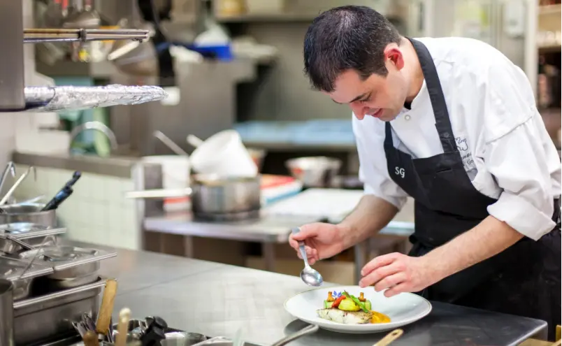 Nhân viên phụ bếp - Môi trường nóng và cường độ đứng nhiều Nhân viên phụ bếp - Môi trường nóng và cường độ đứng nhiều