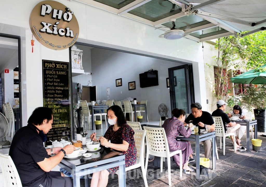 Nhân viên phục vụ nhà hàng - Xử lý tình huống: khách đông, phàn nàn, đổi món Nhân viên phục vụ nhà hàng - Xử lý tình huống: khách đông, phàn nàn, đổi món