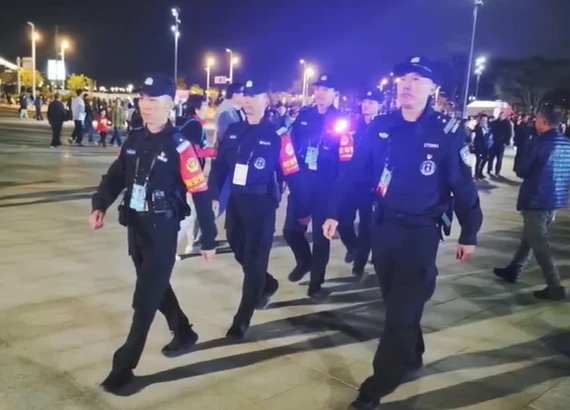 Nhân viên bảo vệ Vinhomes - Trực sảnh tòa nhà, hành lang Nhân viên bảo vệ Vinhomes - Trực sảnh tòa nhà, hành lang