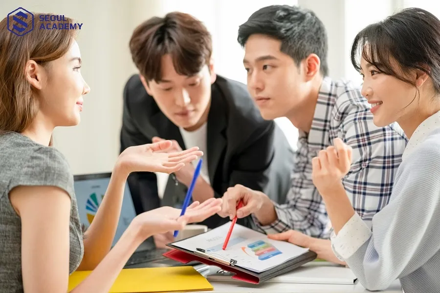 Nữ nên học ngành gì? TOP 10+ nghề triển vọng cho nữ 2025