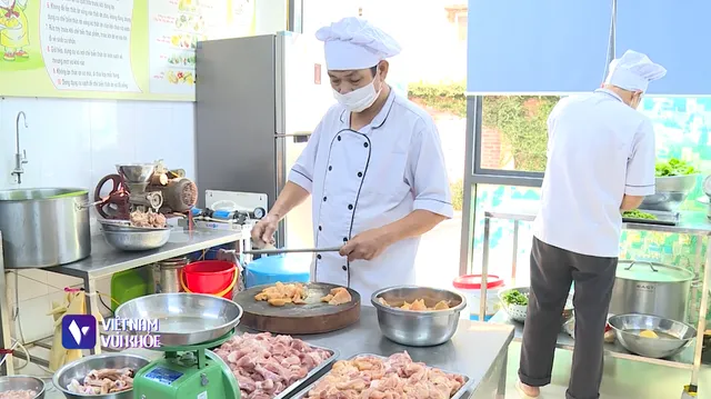 Phụ bếp trường mầm non - Yếu tố ảnh hưởng đến thu nhập