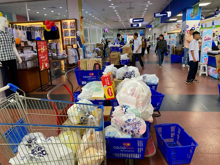 Nam nữ thu ngân - Môi trường làm việc phổ biến Nam nữ thu ngân - Môi trường làm việc phổ biến