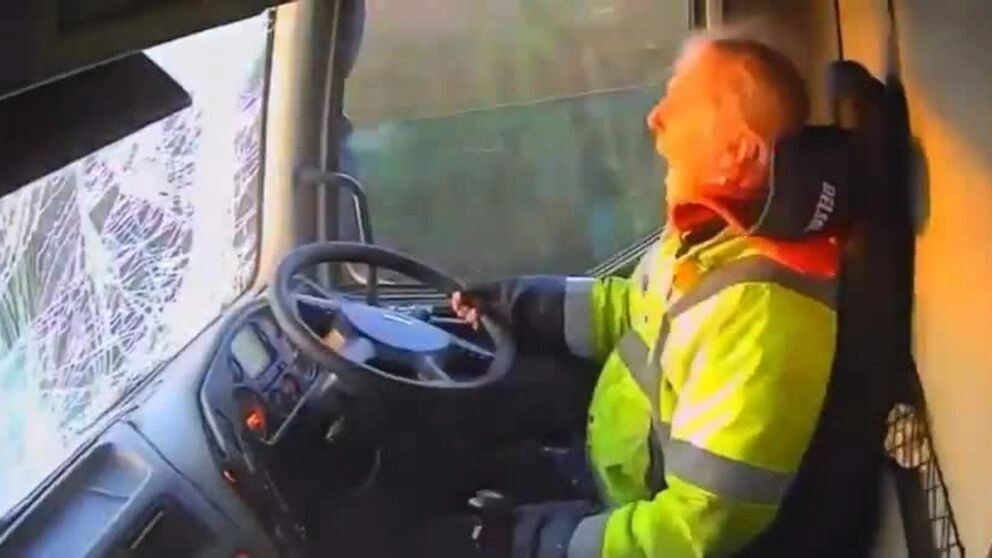 Tài xế xe tải - Tuyến đường, ca kíp và áp lực tiến độ Tài xế xe tải - Tuyến đường, ca kíp và áp lực tiến độ