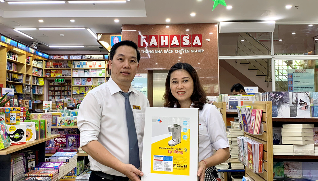 Nhà sách Fahasa Tân Bình lần đầu lắp đặt máy phun gel rửa tay tự động Thiên Long | Tin nhanh chứng khoán