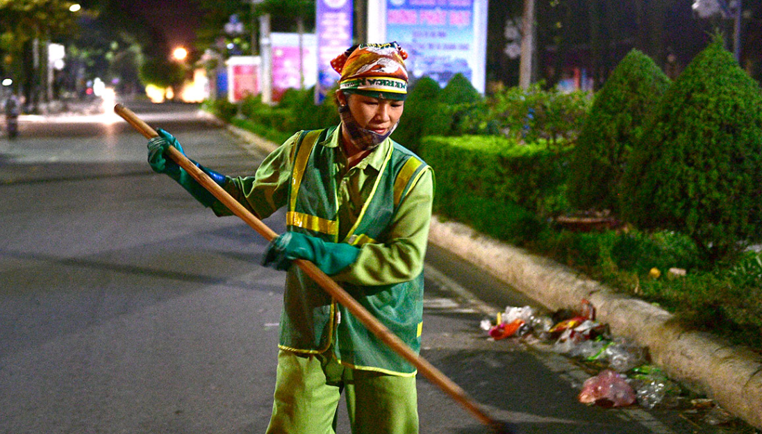 Lao công trắng đêm sau đêm hội Thành Tuyên để làm sạch phố phường