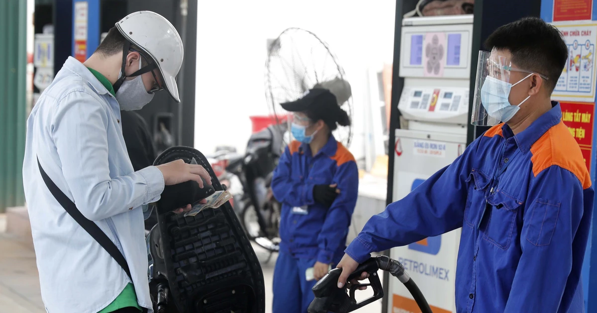 Nhân viên xăng dầu - Thu tiền, ghi nhận và bàn giao cuối ca