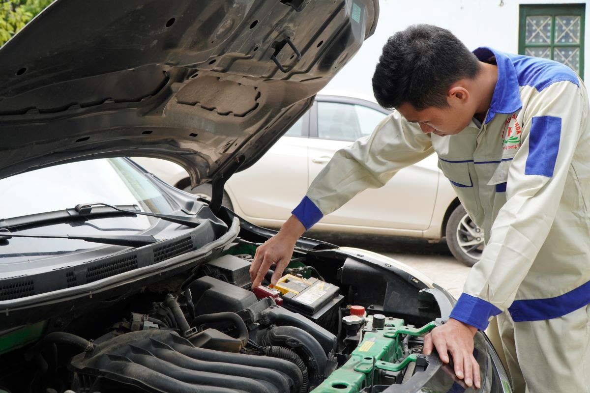 Nên học sửa chữa ô tô ở đại học, cao đẳng hay trung cấp nghề?