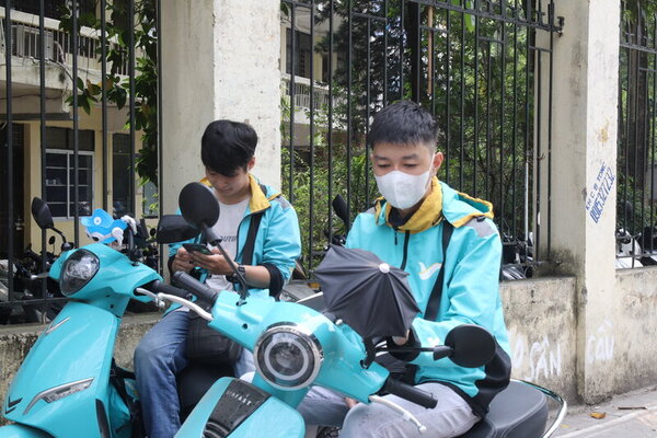 Nhiều người lựa chọn nghề xe ôm công nghệ trong lúc “chờ thời”