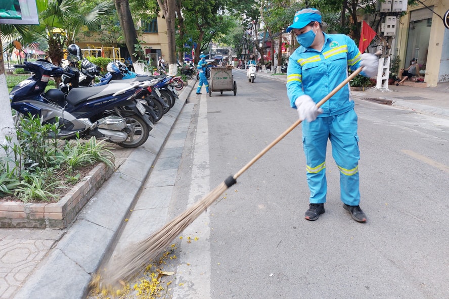 Nữ công nhân môi trường tận tâm với nghề