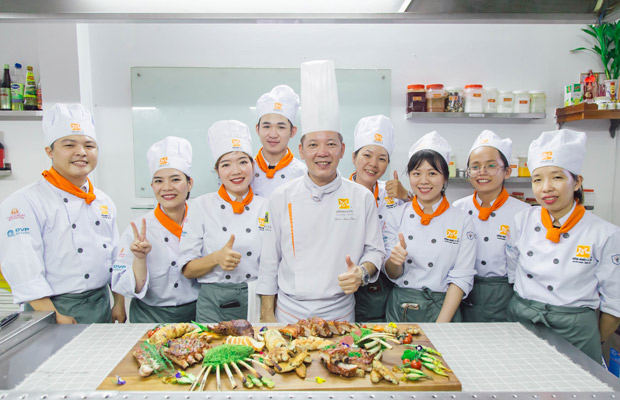 Việc làm phụ bếp là gì? Thu nhập của việc làm phụ bếp ra sao